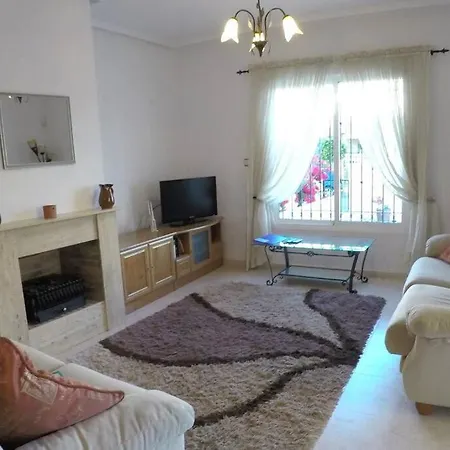 Holiday home Beautifully Presented 5 Bedroom With Wifi *