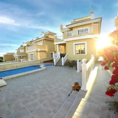 Beautifully Presented 5 Bedroom With Wifi Holiday home