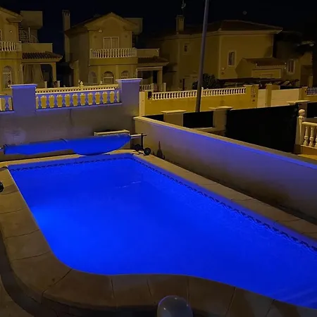 Beautifully Presented 5 Bedroom With Wifi *