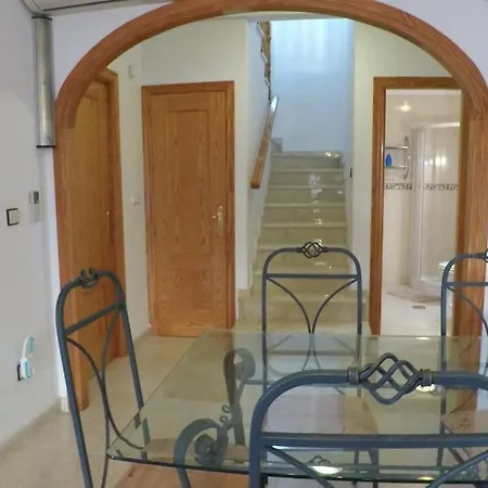 Beautifully Presented 5 Bedroom With Wifi *